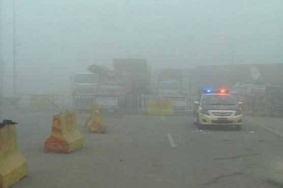 Dense fog covers Lahore, most parts of Punjab