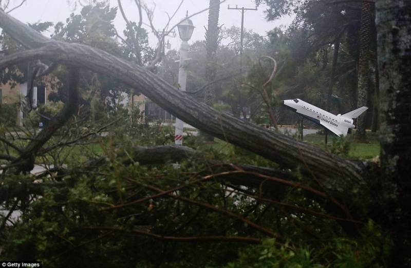 Thousands evacuated as cyclone Vardah barrels towards India