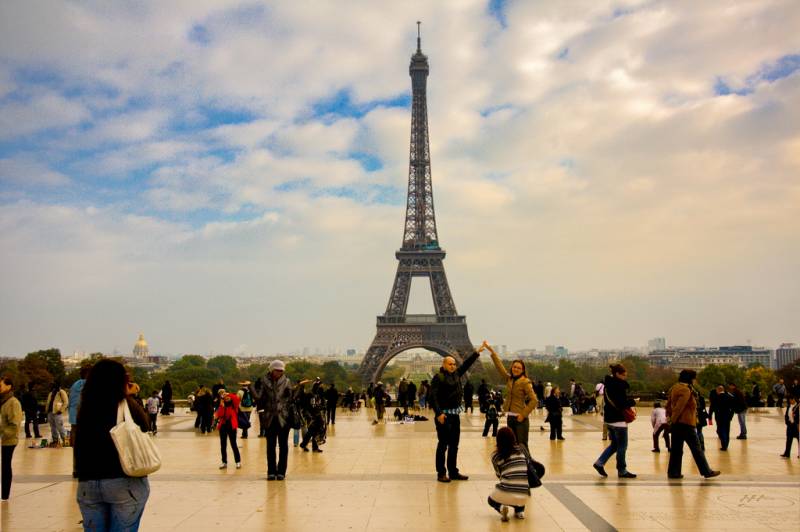 Eiffel Tower closed to tourists