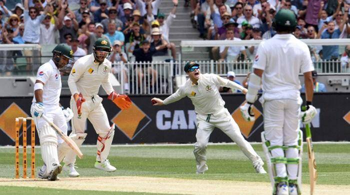  MCG: Rain forces early tea with Pakistan at 142-4