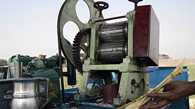 Policemen crush seller’s hand in sugarcane machine for demanding money