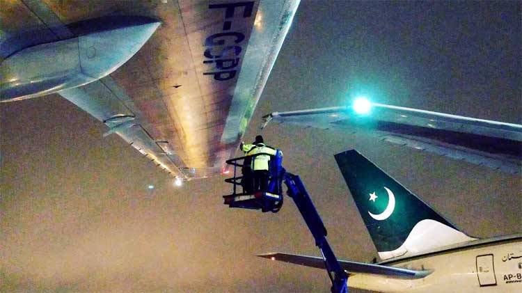 Errant PIA plane hits Air France Jet at Toronto Airport