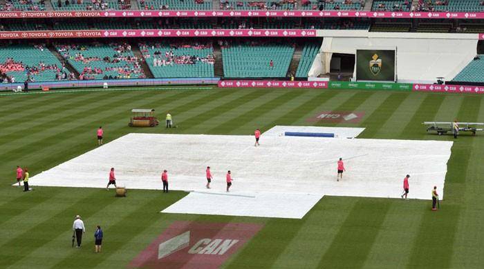 Sydney Test 3rd Day: Younis, Azhar resume match after rain