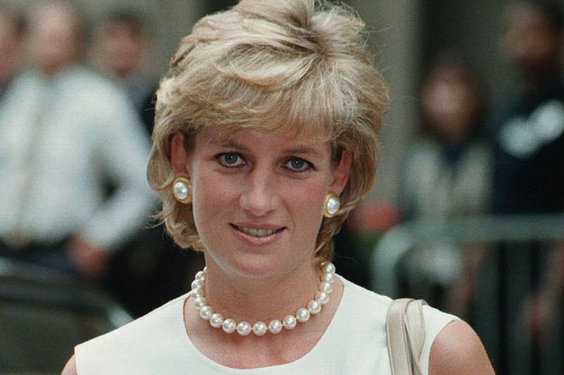 Princess Diana’s hand-written letters auction for 15,100 pounds