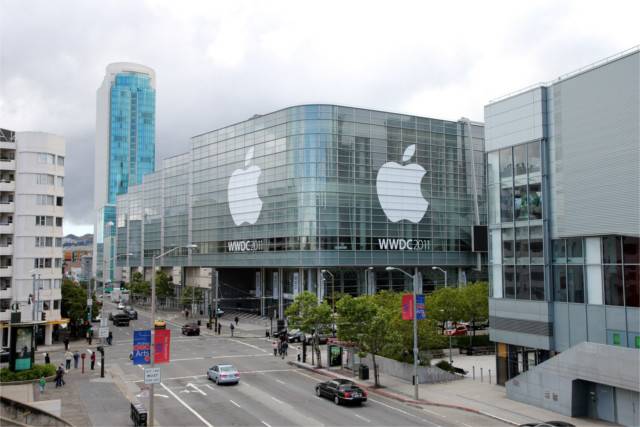 Apple chief pay reduces after company misses sales targets
