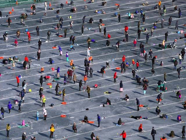 Ice fishing competition in China (Pics)