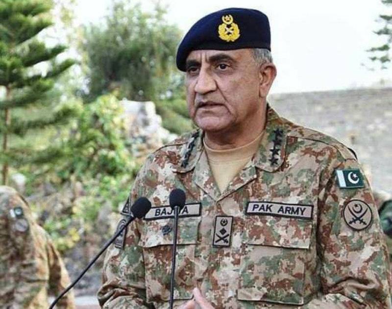 Gen Bajwa visits injured of Parachinar blast, punish bombing perpetrators