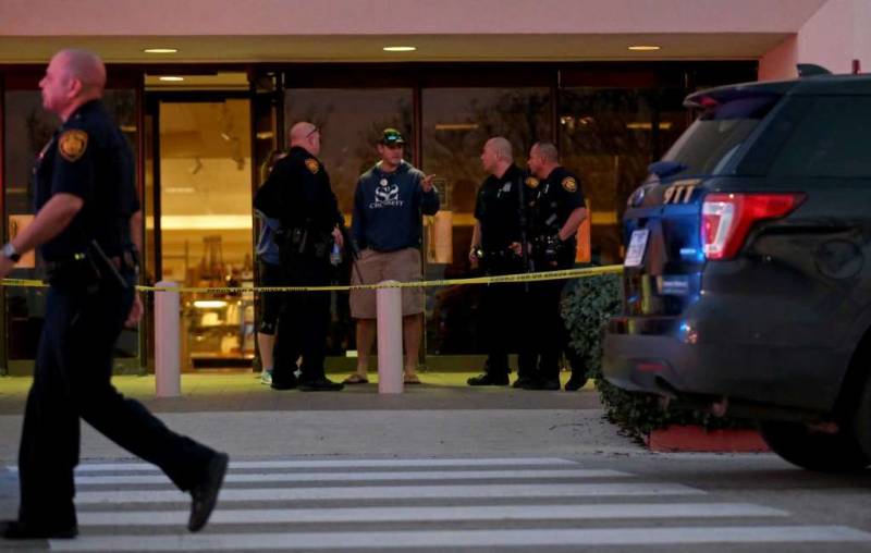 1 dead, 6 injured in Houston Mall firing