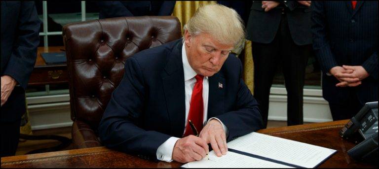 Trump signs deal for Mexico border wall project