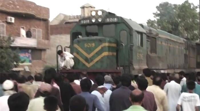 2 love birds commit suicide by jumping in front of train in Gujranwala 