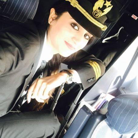 Charming pictures of PIA's female pilot become internet sensation