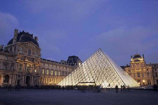 Soldiers outside Louvre attacked by assailant just before 2024 Olympics bid