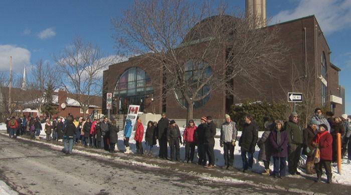 Canadians form “human chain” to express solidarity with Muslims