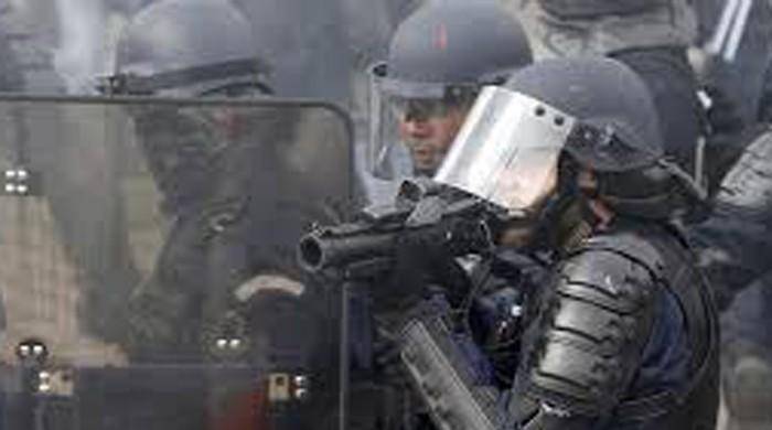 Protesters target police in Paris