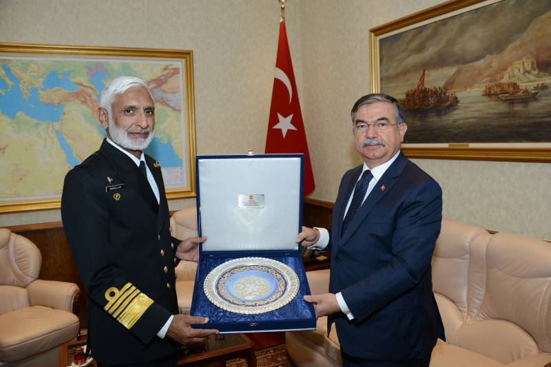 Turkish Navy chief meets his Pakistani counterpart 
