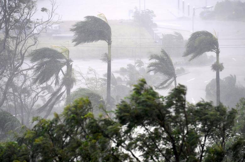 Powerful cyclone Debbie lashes Australian coastal resorts