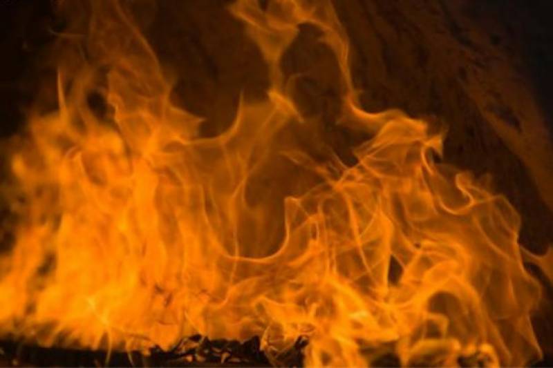 Massive fire engulfs shoe factory in Lahore