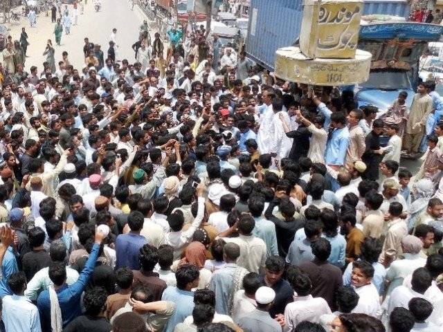 Boy killed after police refused to hand Hindu man suspected of blasphemy over to enraged mob in Hub