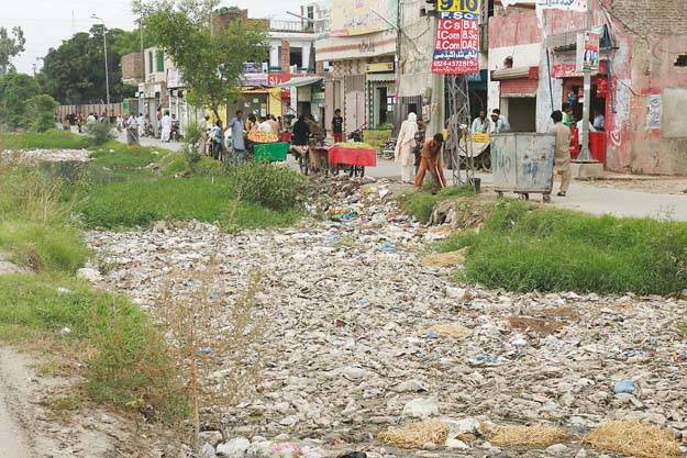 Unique sentence: Court orders drug peddlers to clean streets, sewers for a year