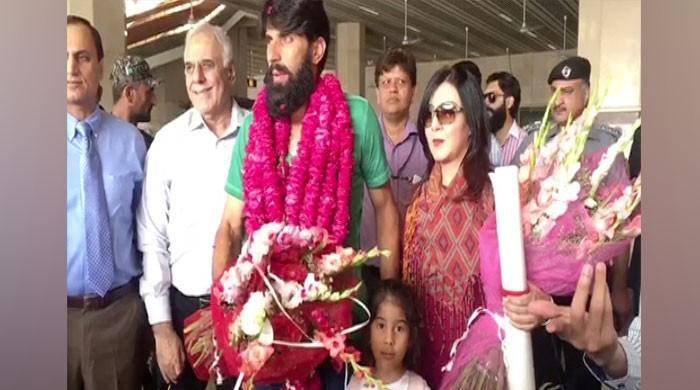 Misbah warmly welcomed on his arrival at Lahore airport