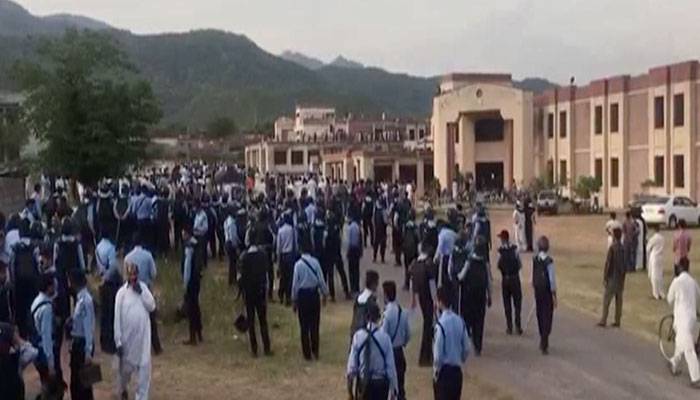 Over 30 injured in Islamabad students’ clash