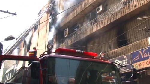 Lahore: fire erupts in Barkat Market plaza