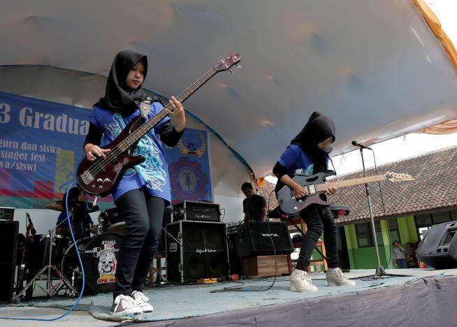 Hijab-wearing Muslim metal group challenges stereotypes