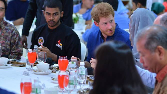 Prince Harry breaks fast with Muslim community