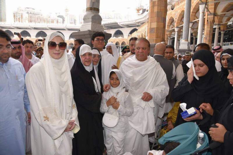 Watch: PM Nawaz and Maryam in Haram e Makki