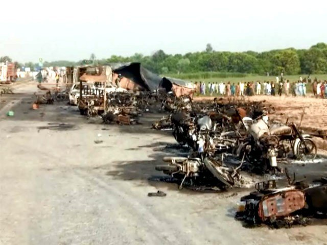Bahawalpur: 132 burnt to death, 100 injured in oil tanker fire