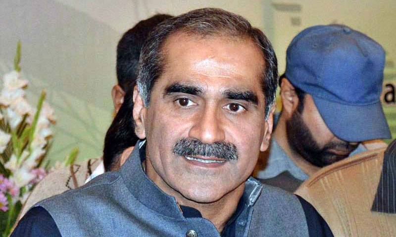 Saad Rafique topples down from car roof during Nawaz rally