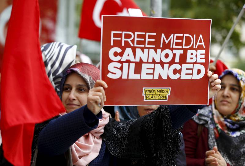 Turkey seeks arrest of 35 media workers over alleged Gulen links