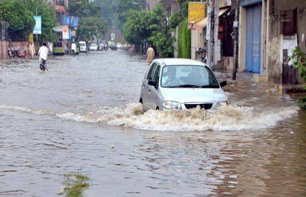 Heavy rain lashes Lahore, roads flooded