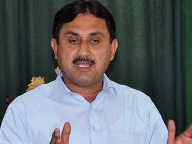 Jamshed Dasti polishes workers’ shoes