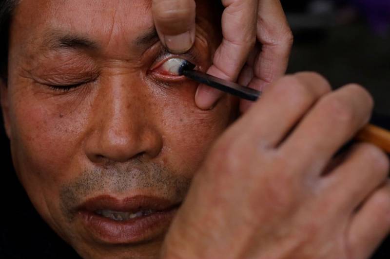 Chinese barber offers eyelid shaves