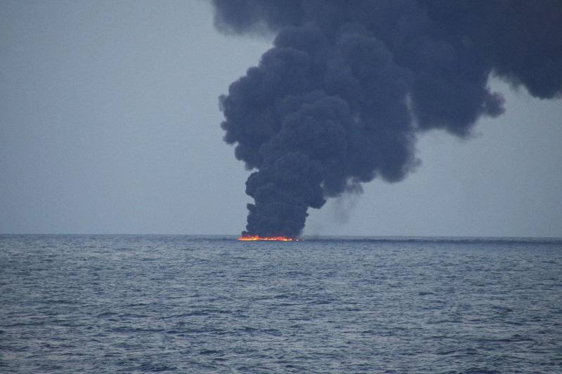 Stricken oil tanker leaves 10-mile oil slick in East China Sea