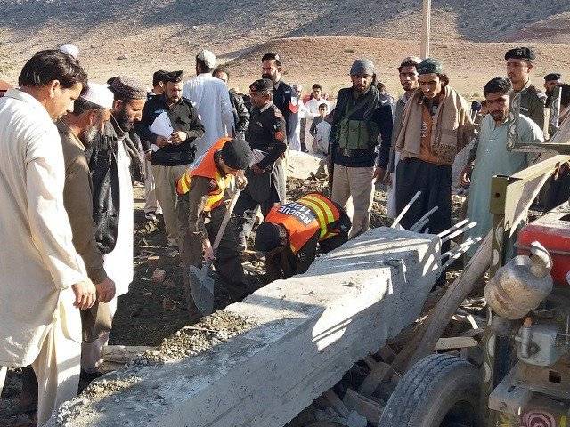 Six labourers killed as gate collapses in Kohat