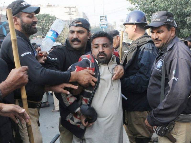 Lahore: Police disperse visually impaired protesters 