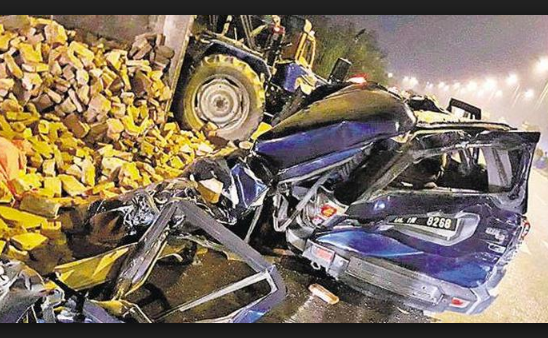 Four dead, 3 injured after tractor collides car in Karachi 