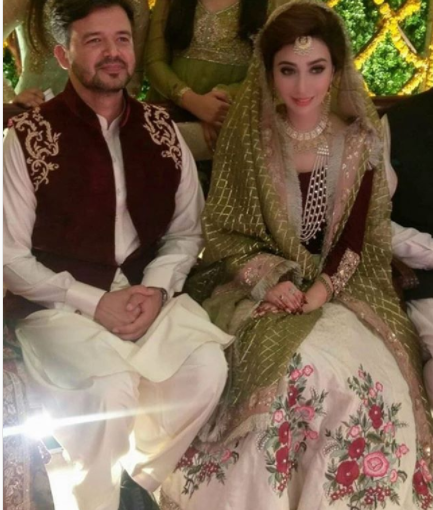 Ayesha Khan looks gorgeous at her mehndi ceremony (Pics)