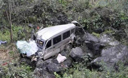 9 killed, 6 injured as van plunges into ravine in Mirpur