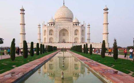 Hindu group booked for assaulting Taj Mahal gate