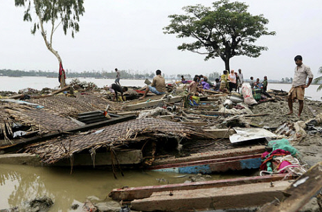 Cyclone Titli batters eastern India, 300,000 evacuated