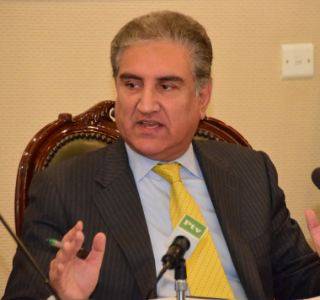 FM Qureshi discusses regional, global situation in one-day trip to Doha