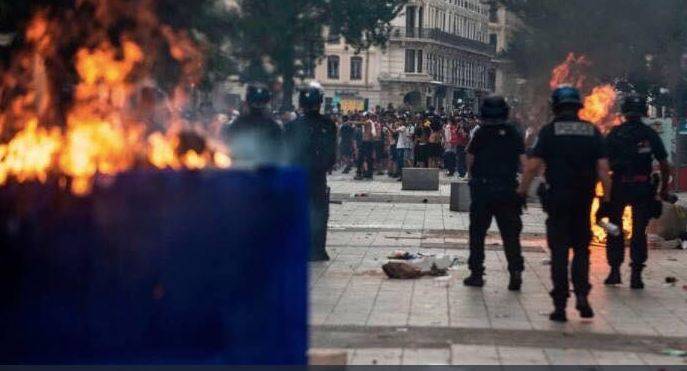 Huge blast, fire hits French University building