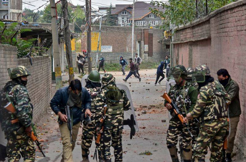 Indian troops martyr two youth in Pulwama district of IOK