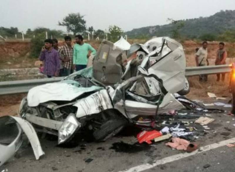 Three dead, several injured after bus rams into truck in Muzaffargarh