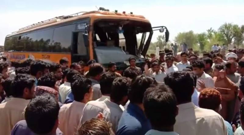 7 including 6 student killed after bus rams into rikshaw in Bkhakkar