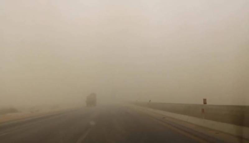 Dust storm leaves three dead, dozens injured in Karachi
