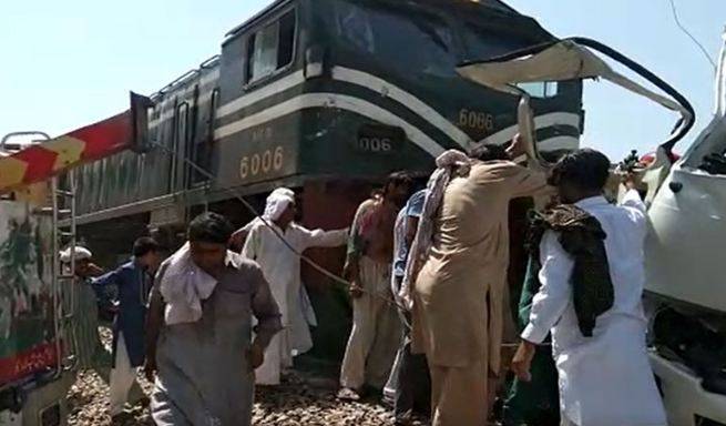 22 killed as train rams into coach carrying Sikh pilgrims near Sheikhupura